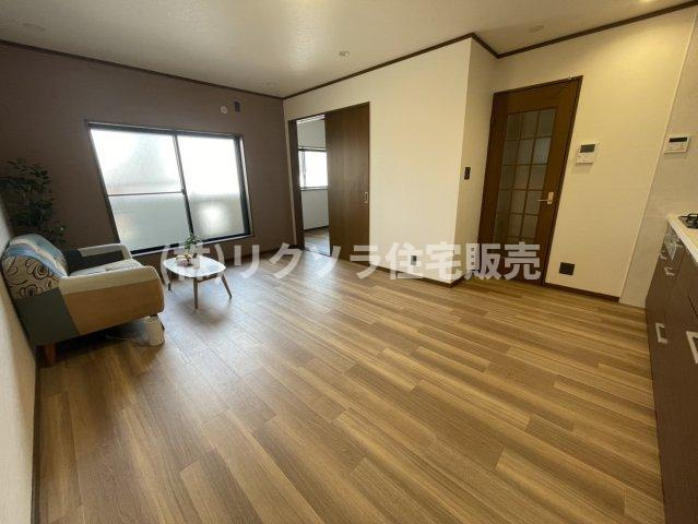 高瀬町１丁目　中古一戸建ての居間・リビング|LDK13.5帖
■物件内覧・資金計画相談・住宅ローン相談、リフォーム相談、お問合せ受付中■
※当日・翌日のご内覧、ご相談はお電話でのお問合せがスムーズです！