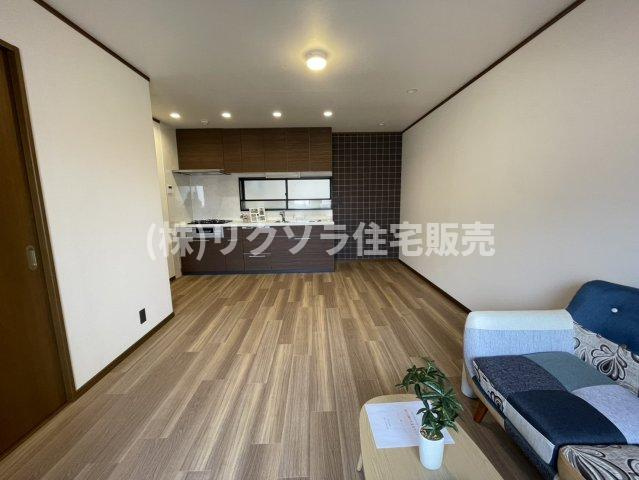 高瀬町１丁目　中古一戸建ての居間・リビング|LDK13.5帖
■物件内覧・資金計画相談・住宅ローン相談、リフォーム相談、お問合せ受付中■
※当日・翌日のご内覧、ご相談はお電話でのお問合せがスムーズです！