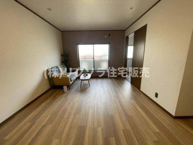 高瀬町１丁目　中古一戸建ての居間・リビング|LDK13.5帖
■物件内覧・資金計画相談・住宅ローン相談、リフォーム相談、お問合せ受付中■
※当日・翌日のご内覧、ご相談はお電話でのお問合せがスムーズです！