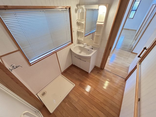 【脱衣所】 | 浪花町売家 | 洗面台の電球1個と洗面所の電球が切れています。