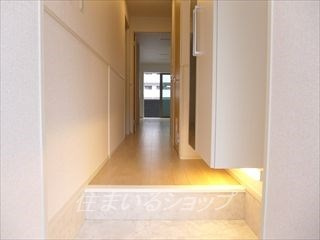 広島市安佐北区深川１丁目の賃貸マンションの玄関|ミラー付き大型シューズボックス