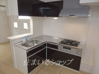 広島市安佐北区深川１丁目の賃貸マンションのキッチン|３口ガスコンロ・グリル付きシステムキッチン