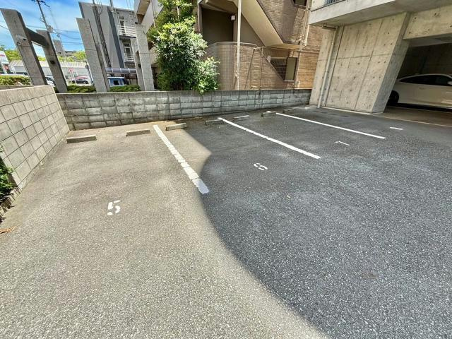 アーバンフラッツKの駐車場