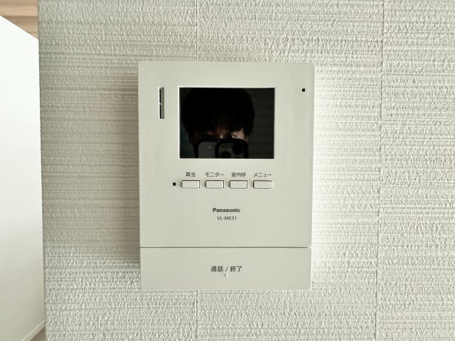 清瀬市中里2丁目 限定1棟のセキュリティ|【TVモニター付きインターホン】
インターホンの映像で来訪者の声と顔を確認後鍵を解錠することができるTVモニター付きインターホン完備