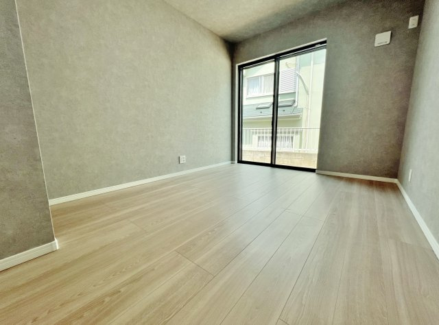 清瀬市中里2丁目 限定1棟の洋室|洋室6.0帖
穏やかな自然光が注がれる居室
お部屋は明るく、のびのびとお過ごしいただけます
程よい広さと優しい光が入るお部屋なので、