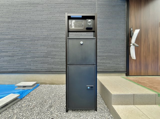 清瀬市中里2丁目 限定1棟の玄関|【宅配ボックス】
玄関先にはお留守の時に便利な宅配ボックスを完備いたしました
ネット注文などが増え必須の仕様設備となっております