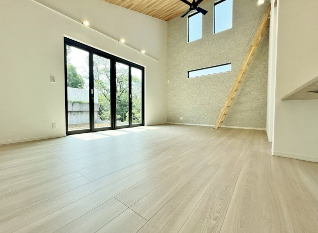 清瀬市中里2丁目 限定1棟の居間・リビング|【建物完成につきご見学可能です♪♪】
LDK18.5帖
リビングは開放感溢れる勾配天井
フルオープンサッシから導線が続く大型ウッドデッキ
キッチン横にはパティオもございます