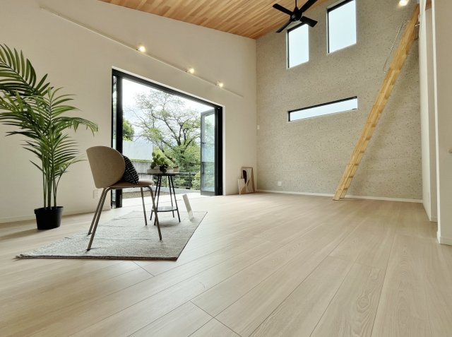 清瀬市中里2丁目 限定1棟の居間・リビング|【建物完成につきご見学可能です♪♪】
LDK18.5帖
リビングは開放感溢れる勾配天井
フルオープンサッシから導線が続く大型ウッドデッキ
キッチン横にはパティオもございます