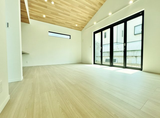 清瀬市中里2丁目 限定1棟の居間・リビング|最大のデザイン的見どころは住まいの中に組み込まれたプライベートパティオ（中庭）×リビングから広がる大きなウッドデッキです
リビングの窓を開け放つことで大空間としての広がりと優れた通風採光を実現しました