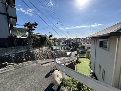 【前面道路含む現地写真】 | ■700万円値下げしました■茨木市北春日丘２丁目　建築条件なし土地