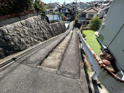 【前面道路含む現地写真】 | ■700万円値下げしました■茨木市北春日丘２丁目　建築条件なし土地