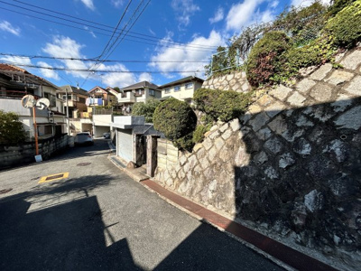 【前面道路含む現地写真】 | ■700万円値下げしました■茨木市北春日丘２丁目　建築条件なし土地