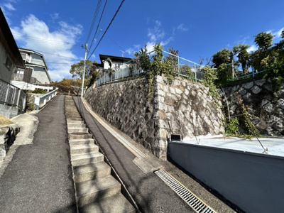 【前面道路含む現地写真】 | ■700万円値下げしました■茨木市北春日丘２丁目　建築条件なし土地