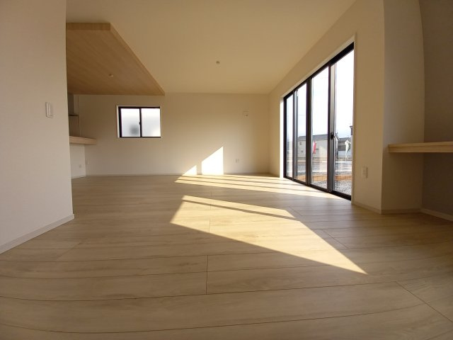 水戸市見川1期の居間・リビング|開放感のある吹き抜け天井からは暖かな光がリビングに降り注ぎます。