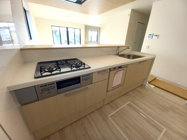 水戸市見川1期のキッチン|キッチンの写真です。家族との会話を楽しみながらお料理が楽しめる対面式キッチン～！！ご家族との絆も深まりますね～♪嬉しい食洗器付きで家事時短！