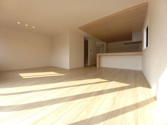 水戸市見川1期の居間・リビング|リビングの写真です。大きな窓があり陽射しが差し込みます。お子様の目を離すことなく片付け・お料理ができ安心です～♪