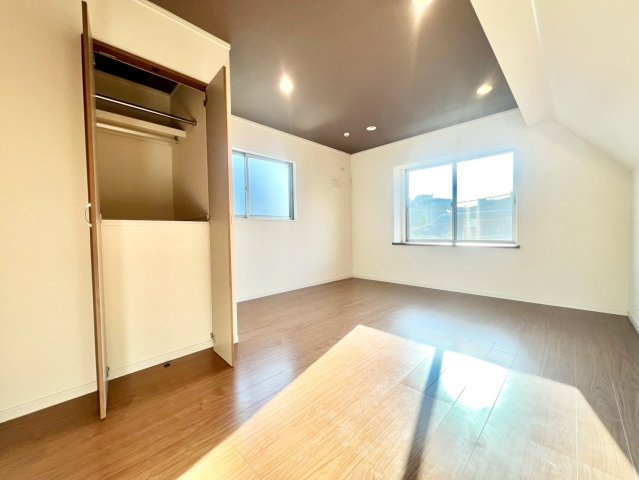 世田谷区奥沢2丁目　中古戸建の洋室|明るいお部屋はそれだけで気分が晴れやかになりますね！

現地ご見学希望・資料請求などお気軽にお問い合わせ下さい！
03-5990-5201