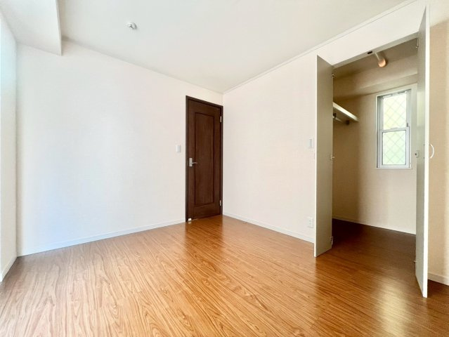 世田谷区奥沢2丁目　中古戸建の洋室|木目調で落ち着いた雰囲気の内装は、どんなインテリアにも合わせやすいデザイン。

現地ご見学希望・資料請求などお気軽にお問い合わせ下さい！
03-5990-5201