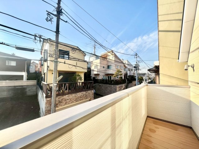 世田谷区奥沢2丁目　中古戸建のバルコニー|朝の澄んだ空気や、夕方の清々しい風を五感で感じられるバルコニー！

現地ご見学希望・資料請求などお気軽にお問い合わせ下さい！
03-5990-5201