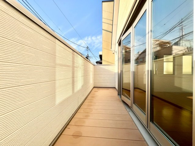 世田谷区奥沢2丁目　中古戸建のバルコニー|2面バルコニーのため、お洗濯物が多いご家庭も安心です。

現地ご見学希望・資料請求などお気軽にお問い合わせ下さい！
03-5990-5201