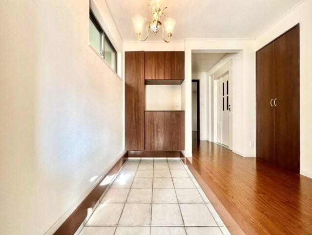 世田谷区奥沢2丁目　中古戸建の玄関|玄関横にはシューズボックスがついているため、片付いた玄関がキープできます！

現地ご見学希望・資料請求などお気軽にお問い合わせ下さい！
03-5990-5201