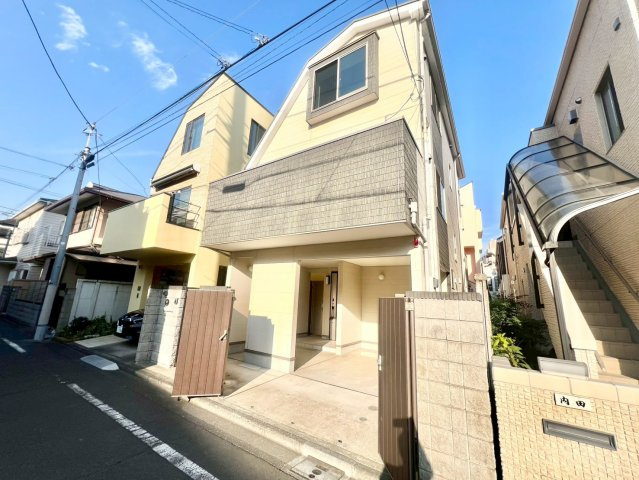 世田谷区奥沢2丁目　中古戸建の前面道路含む現地写真|カースペースもしっかり確保。車での移動が欠かせないファミリーにも嬉しいプランです。

現地ご見学希望・資料請求などお気軽にお問い合わせ下さい！
03-5990-5201