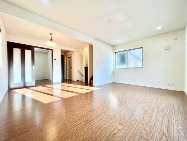 世田谷区奥沢2丁目　中古戸建の居間・リビング|2階リビングは外からの視線が気にならない、寛ぎのプライベート空間！

現地ご見学希望・資料請求などお気軽にお問い合わせ下さい！
03-5990-5201