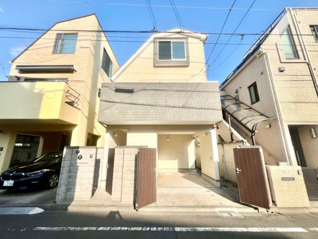 世田谷区奥沢2丁目　中古戸建の外観|清潔感のあるシンプルな外観が特徴の戸建。

現地ご見学希望・資料請求などお気軽にお問い合わせ下さい！
03-5990-5201