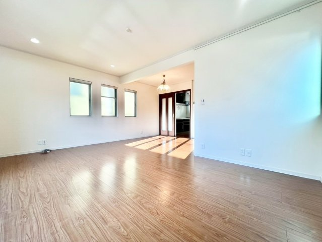 世田谷区奥沢2丁目　中古戸建の居間・リビング|16帖の広いリビングはご家族が自然と集まる居心地の良い空間。

現地ご見学希望・資料請求などお気軽にお問い合わせ下さい！
03-5990-5201