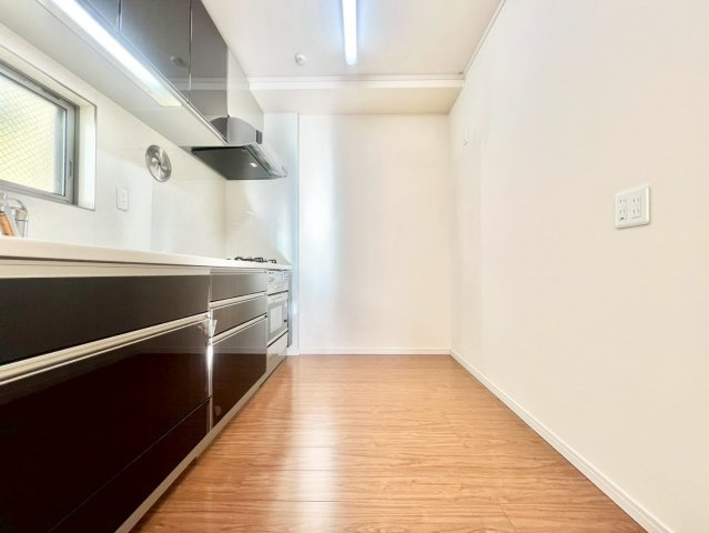 世田谷区奥沢2丁目　中古戸建のキッチン|窓のある明るいキッチン。毎日使うキッチンだからこそ、「明るく使いやすく」が一番ですね！

現地ご見学希望・資料請求などお気軽にお問い合わせ下さい！
03-5990-5201