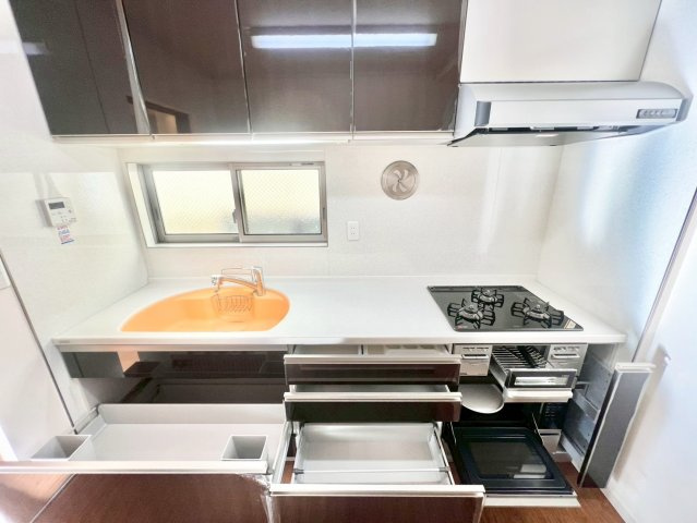 世田谷区奥沢2丁目　中古戸建のキッチン|横一列にシンクとコンロをまとめたシンプルなシステムキッチン。動きやすさが魅力です！

現地ご見学希望・資料請求などお気軽にお問い合わせ下さい！
03-5990-5201