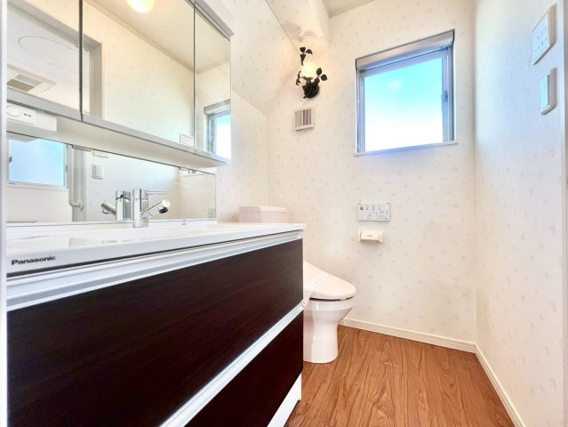 世田谷区奥沢2丁目　中古戸建の独立洗面台|三面鏡の裏には収納が付いているため、スムーズに身支度が完了します！

現地ご見学希望・資料請求などお気軽にお問い合わせ下さい！
03-5990-5201