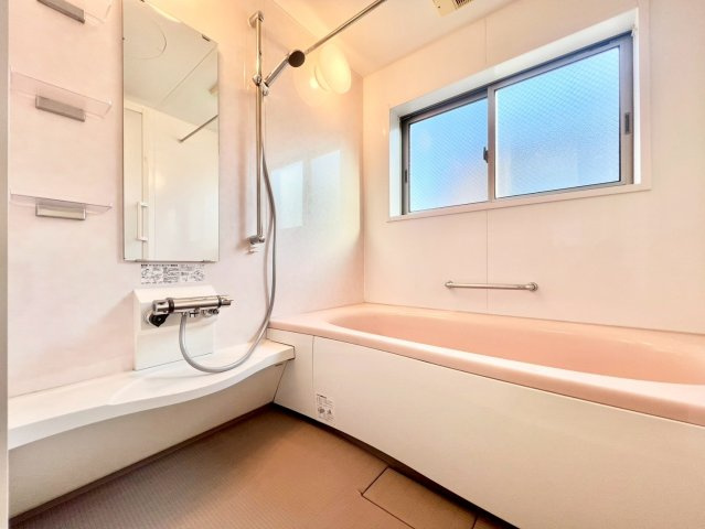 世田谷区奥沢2丁目　中古戸建の浴室|浴室乾燥機付きのため、雨の日の洗濯物干しやカビの予防にも役立ちます。

現地ご見学希望・資料請求などお気軽にお問い合わせ下さい！
03-5990-5201