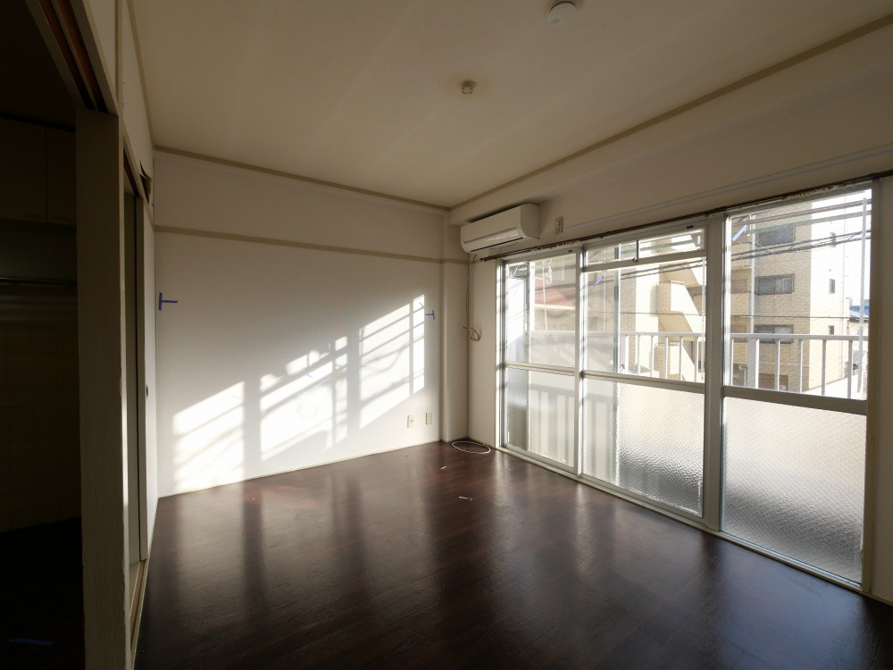 大阪市東住吉区湯里２丁目の賃貸マンションの居間・リビング