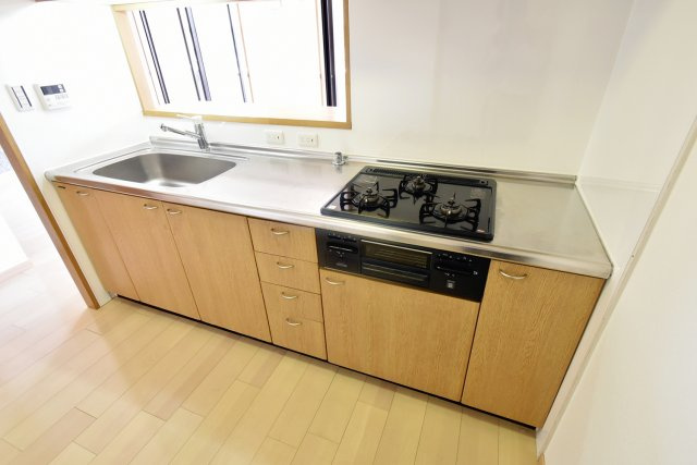 NTPRレジデンス甲子園四番町のキッチン|3口ガスキッチン