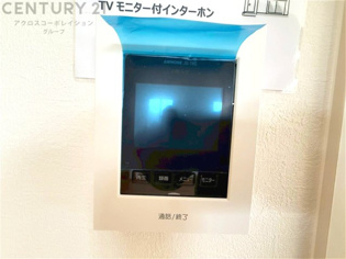 訪問者が来たときにテレビ画面で確認できるため、安心してドアを開けられます。録画機能があるものもあり、留守中に来訪者を記録しておくことができます。利便性が高く、セキュリティ面でも安心です。