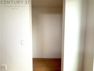収納力が高く洋服や小物を整理しやすく、更衣室のように使え、部屋がすっきり保てます。収納の配置を自由に調整でき、換気性が良く防湿・防虫対策も可能。快適で機能的な生活空間を実現できます♪