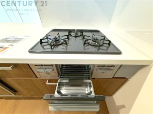 多数の調理器具を同時に使用でき、料理の効率化が可能。省エネで節約になり、様々な料理スタイルに適応できます。また、火力調整が独立しており、手入れや掃除もしやすく、今よりもっとお料理が楽しくなるかも。
