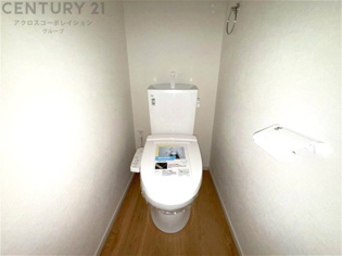 温水洗浄便座付トイレは温水洗浄機能により、暖かい水でおしりを洗浄することができ、冷たい水を使う従来の便座に比べ、温水洗浄機能で暖かいトイレを提供し、快適な使用を可能にします。