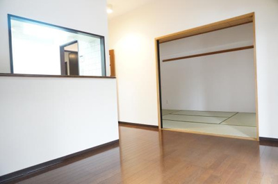 【居間・リビング】 | ハイムローゼ | 10.2帖のきれいなLDK。