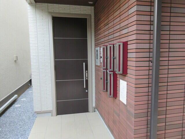 ＡＣＯＲＤＥ東中野の玄関|外からの視線を遮る安心設計の玄関