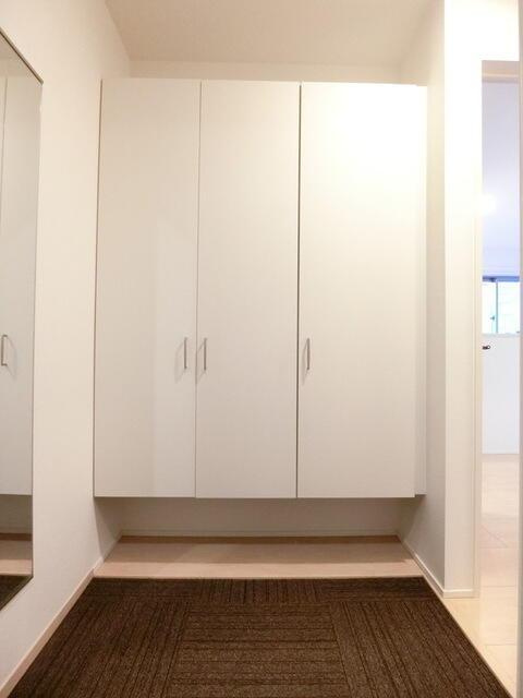 ＡＣＯＲＤＥ東中野の玄関|白基調で明るい玄関スペース、来客時も好印象