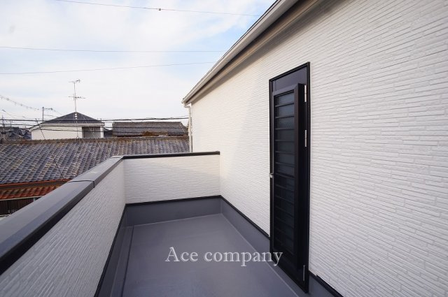 【バルコニー】 | 八尾市上之島町南2丁目 | 西側のワイドバルコニー☆居室を通らず、2階廊下の勝手口から出入りできます♪