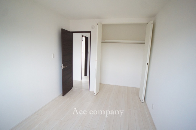 【寝室】 | 八尾市上之島町南2丁目 | 【2階：北西側洋室6帖】クローゼット完備です♪