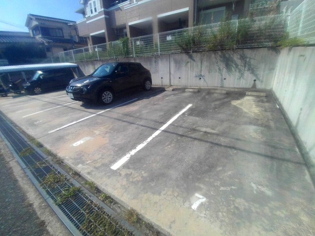 アムール魚住の駐車場