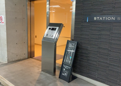 【玄関】 | ステーションスカイタワー小田急相模原 | 玄関は家の顔でもあり、家族以外の目にも止まる場所です。玄関は外との間を仕切る扉、靴などをしまっておく収納スペース、靴脱ぎのたたきスペース、来客とのやり取りをするドアホンなど複数のアイテムからなります。