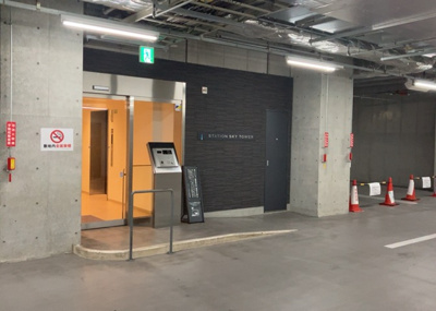 【内装】 | ステーションスカイタワー小田急相模原 | 玄関ポーチにおいて最も重視すべきと言っても良いのが広さです。適切な広さの玄関ポーチでないと外見的なバランスは崩れてしまいますし、何より使いにくくなってしまいますので、現地で実際に下見をしてみましょう！