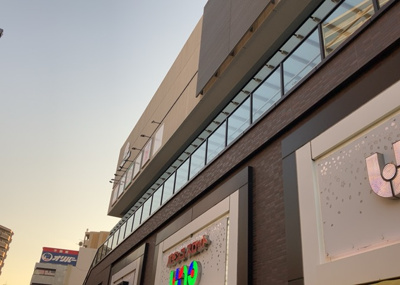 【外観】 | ステーションスカイタワー小田急相模原 | 現地に行くなら、物件の周囲の地形がどうなっているかを見ることも大切です。周辺より低くなっている土地では、大雨などで水が集まりやすいため、地盤が弱くなっているということも考えられるため、注意が必要です。