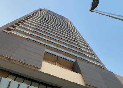 【外観】 | ステーションスカイタワー小田急相模原 | 東側道路の場合は居室を南向きに設計しやすいため、朝日が入りやすいというメリットがあります。一方、西側道路も東側同様に居室を南向きに設計しやすいのですが、住宅地だと朝日が入りにくいという弱点があります。