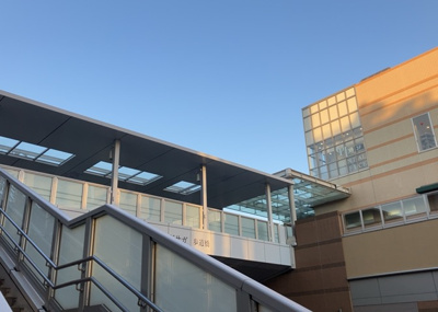 【展望】 | ステーションスカイタワー小田急相模原 | 土地の地勢が高台の場合、景色を綺麗にみることができ、景色にこだわってお家探ししている方におすすめです！また平坦地よりも風通しがいいというメリットがあります。デメリットもあるので是非現地でご確認下さい。